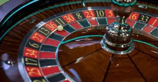 Tampilan seluler Bigger Bass Bonanza pada berbagai ukuran perangkat dengan rendering berkualitas tinggi