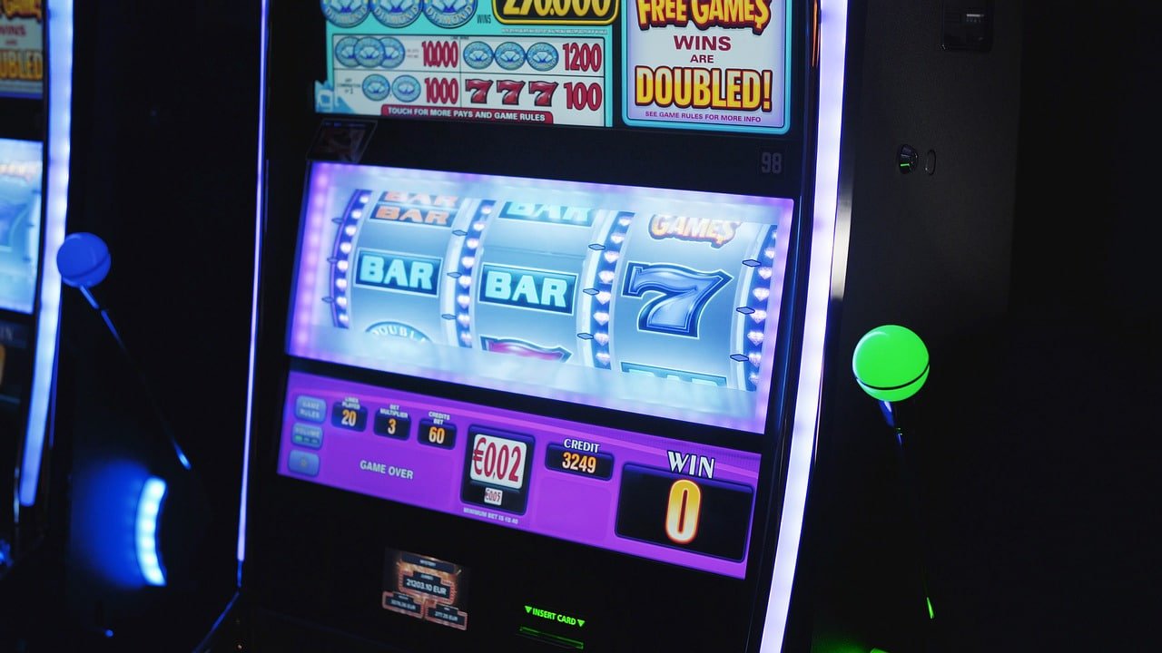 Layar bonus mesin arcade dengan pilihan hadiah tersembunyi
